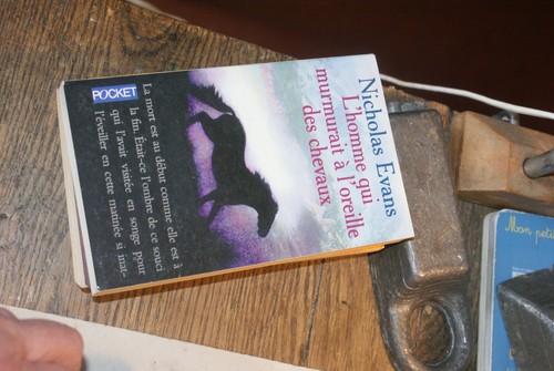 Livre homme qui - l'homme, murmurait