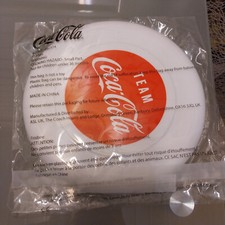LOT PUBLICITAIRE COCA COLA..FRISBEE.DECAPSULEUR.HOUSSE ISOTHERME  2 VERRES