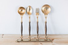 Set de 4 Ustensiles de Cuisine en Laiton et Manche en bois avec Support Mural