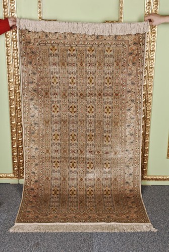 Ancien tapis en soie - en,