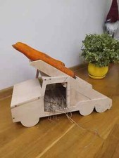 La maison d'alimentation du lance-roquettes Rabbit Katyusha monte