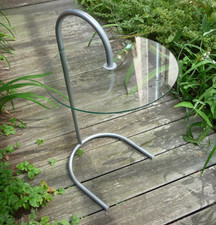 Bout de canapé ou table basse IKEA, structure métal gris, plateau rond en verre