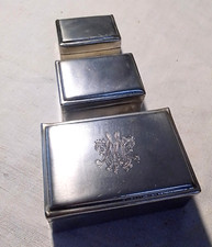 3 PETITES BOITES "GIGOGNES" EN METAL ARGENTE MONOGRAMMEES