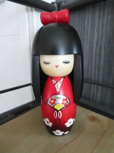 Poupée kokeshi rouge noir - kokeshi,
