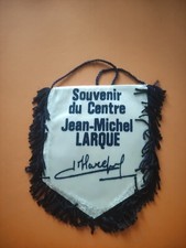 B- Ancien petit Fanion en tissus - SOUVENIR DU CENTRE JEAN-MICHEL LARQUE .