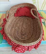 Ancien couffin lit bébé / poupée paille tressée tissu rouge + poupon migliorati