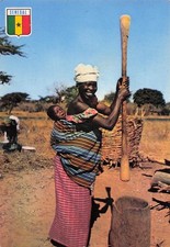 SENEGAL PILEUSE AU VILLAGE