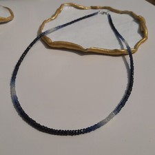 collier raffiné fin en pierre