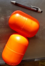 2 gélules géantes Kinder orange vintage.