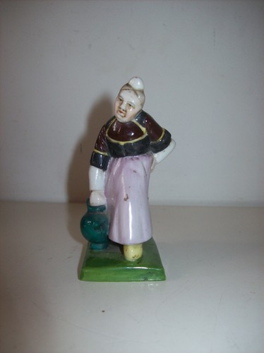 Figurine une vieille - figurine,
