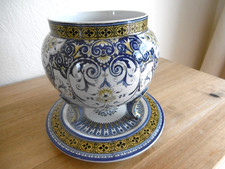 CACHE POT  FAIENCE SARREGUEMINES  U et C TRIPODE ET SON SOCLE   ANCIENS .