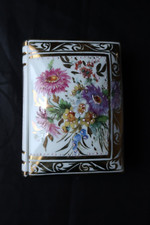 Limoges boîte bonbonnière livre en porcelaine, décor floral émaillé polychrome