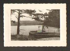 SAINT-FERREOL (31) CHARIOT du MARCHAND de GLACES à la DIGUE animée en 1959