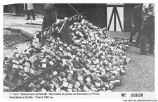 CAR-AECP19-0948-75 - PARIS - Evenements de mai 68 - Barricardes rue pavés rue