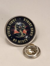 GROS PIN'S 2cm ASPECT Argenté Cobra KAI Srike Firt strik Hard No Mercy