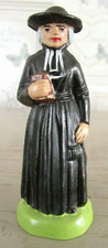 Figurine en résine (santon) Curé portant la Bible Hauteur 9 cms Poids 50 grs