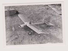 photo ancienne ?️ maquette avion militaire posé en extérieur années 60-70