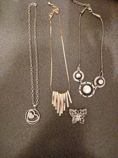 2 Colliers Neufs 1 Occasion  1 Broche