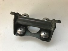 UN SUPPORT FIXATION DE RESERVOIR ESSENCE POUR MOTO SUZUKI 600 GSR 2006 