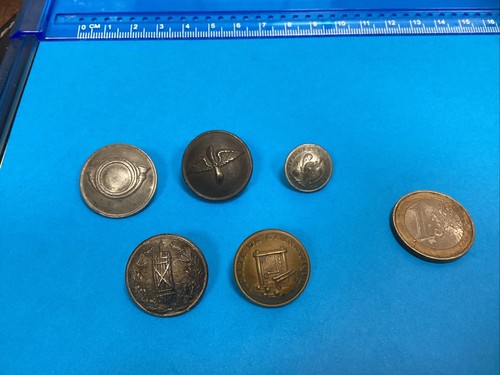 Lot military buttons - buttons?, a