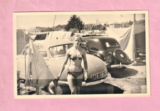 FEMME JAMBES NUES - MAILLOT DE BAIN - PANHARD DYNA  / CITROËN TRACTION / CAMPING