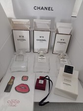Lot parfum Chanel avec sticker, Breloque, tampon, livre 