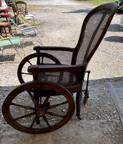 Ancien fauteuil roulant