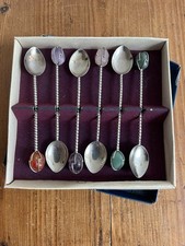 6 petites cuillères en métal argenté et pierres semi-précieuses dans leur écrin