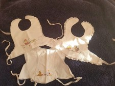petit haut   brassière bavoir ancien bébé /poupon brodé 