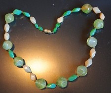 Collier perles pierres vertes