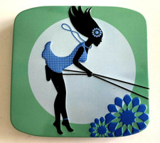 Boîte métal Nana serviette décor Fille au balançoire bas relief NEUF collector