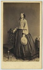 CDV 1860-70 Seed à Bristol. Jeune femme élégante de grande taille. Mode.