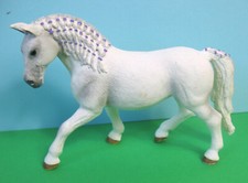 SCHLEICH 2016 - Jument Lipizzan blanche à la crinière tressée et queue blanche
