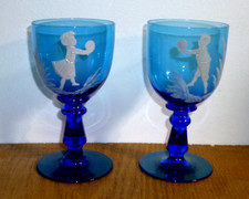 Fin XIXe - Paire de verres sur pied Mary Gregory jouant au ballon