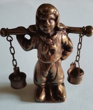 ANCIENNE FIGURINE GARÇON PORTEUR D'EAU AVEC DEUX SEAUX. , BRONZE DORÉ