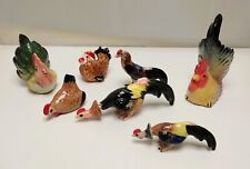 un lot de coqs et poules