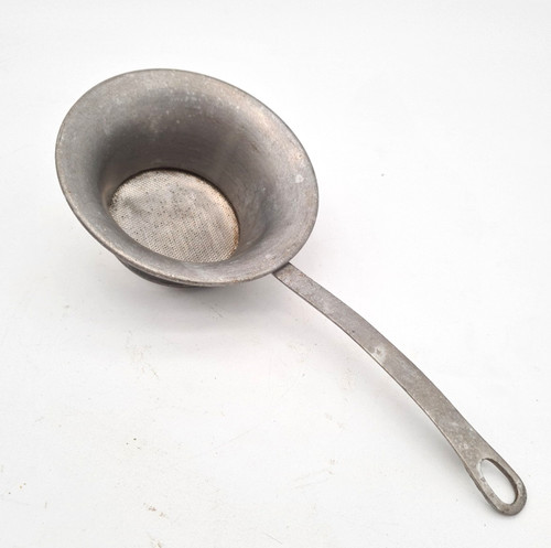 Ancienne petite passoire - , en