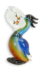 Une figurine en verre de style