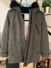 un manteau à capuche ikks fourré avec fourrure  synthétique 