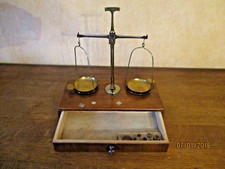 BALANCE en bois et laiton, avec poids