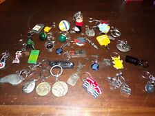 Lot de 34 anciens porte clés ( mickey , disneyland , citroën , allo casse auto )