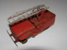 Jeep de pompier jouet en tôle. Pas de marque visible, pour restauration.
