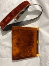 Ancienne minaudière signe AM, déco Bakélite, en velours orange avec ceinture 