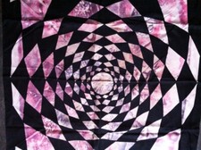 MAGNIFIQUE  FOULARD 100 % SOIE signé JEANNE LANVIN  PARIS À décor OP'ART