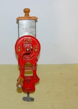 TRES BEL ÉTAT .ANCIENNE RAPE À FROMAGE .ELMA 1430.B.EN FONTE .MODÈLE À MANIVELLE