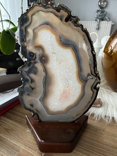 Grande tranche d'AGATE GRIS / BLEU, polie avec son support en bois