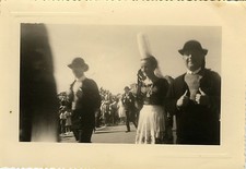 PHOTO ANCIENNE - VINTAGE SNAPSHOT - BRETAGNE FOLKLORE DÉFILÉ BIGOUDEN - PARADE