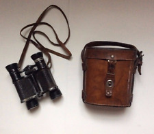 Paire de jumelles et sa