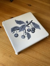 Ancien dessous de plat de cuisine en émail tole émaillée cerises bleu