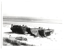 L820 Débarquement Normandie péniches, plage 1950. Photo d'époque 